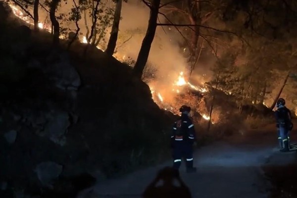  Yunanistan'ın Sakız adasında devam eden yangınlarda 40 bin hektar orman kül oldu<
