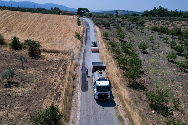 Manisa'da 8 kilometrelik yolda sathi kaplama çalışması yapılıyor<