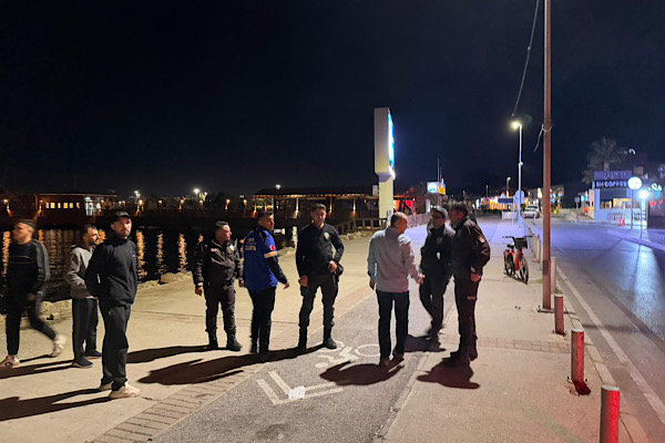 İnciraltı sahilinde seyyar satıcı denetimi gerçekleştirildi<