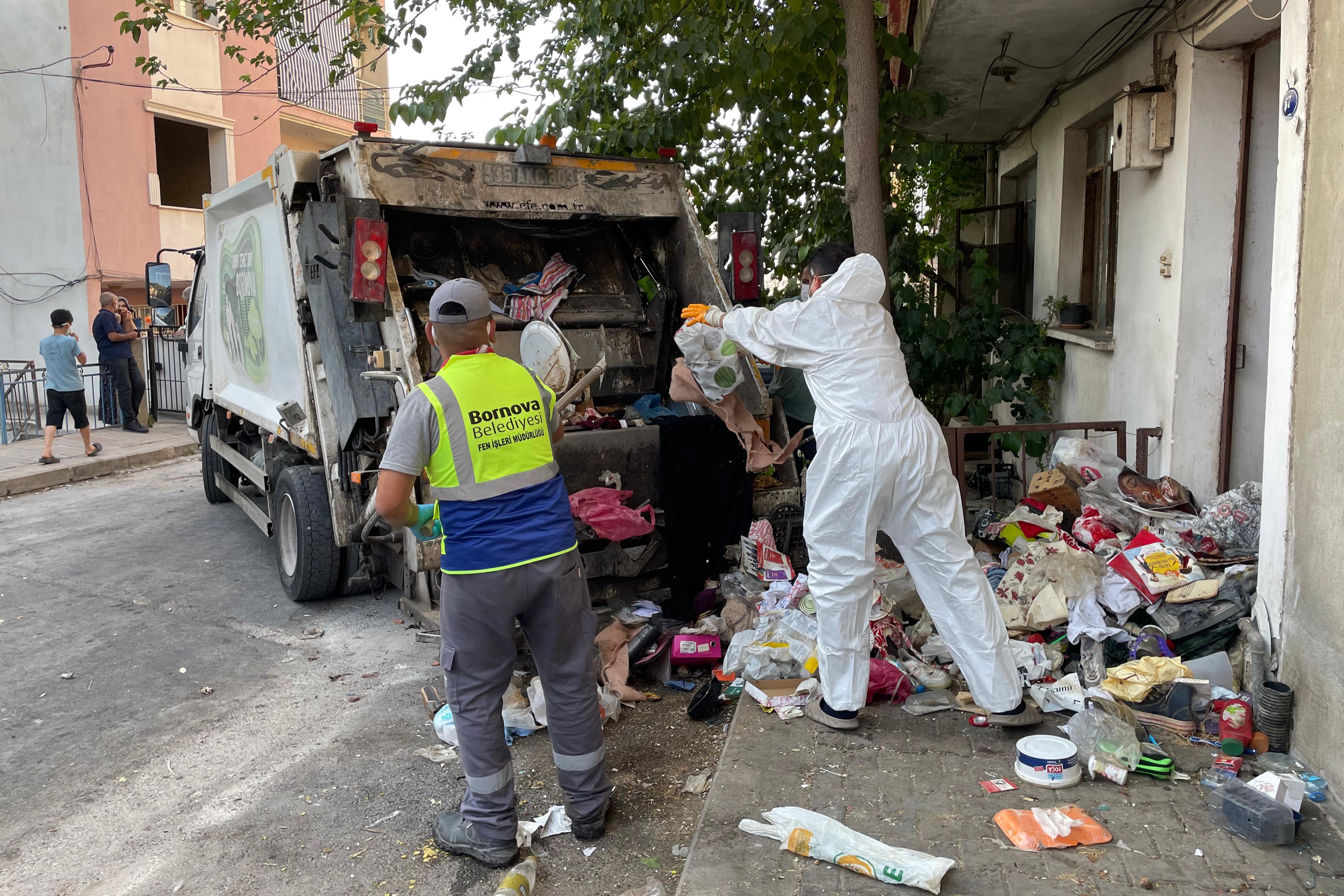 Bornova Belediyesi, çöp evi temizledi<