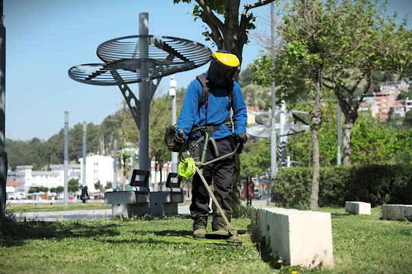 İzmir’in parklarında bayram öncesi bakım çalışması yürütülüyor<