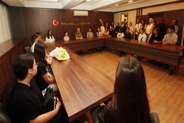 Sınavlarda başarılı olan gençler, Başkan Yaşar'ı ziyaret etti<
