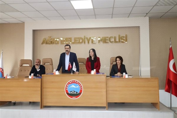 Ağrı Belediyesi Eş Başkanları muhtarlarla buluştu<