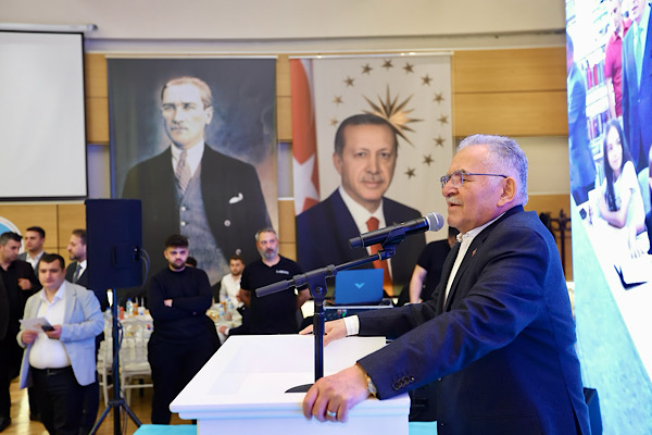 Başkan Büyükkılıç, Kayserili gençlerle iftar sofrasında buluştu<