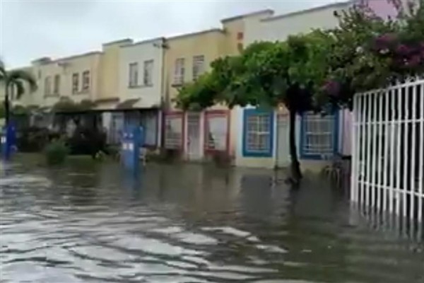 Meksika'nın Pasifik kıyılarını tropikal fırtına ve kasırga vurdu<