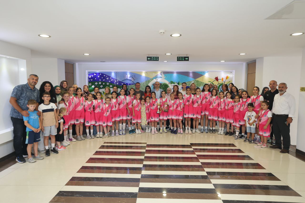 Başkan Çiftçi, minik basketbolcularla bir araya geldi<