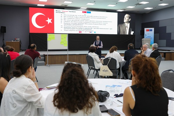 Mersin'de belediye personeline sivil katılıma ilişkin eğitim 