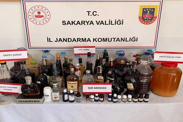 Sakarya’da sahte alkol operasyonunda 5 şüpheli yakalandı<