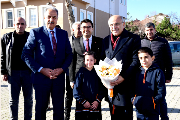 Başkan Er, Elmasuyu İlk ve Ortaokulunu ziyaret etti 