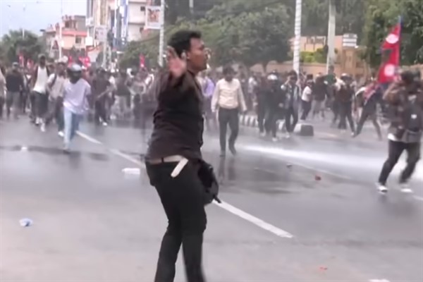 Nepal seçimlerinde televizyon sunucusu ile rapçi belediye başkanı ittifak kurdu<