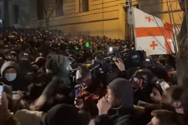 Gürcistan AB üyelik görüşmelerini askıya aldı, protestocular polisle çatıştı