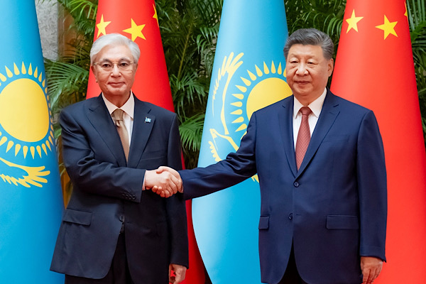 Xi Jinping ve Tokayev bir araya geldi<