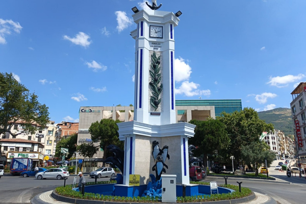 Gemlik’te Saat Kulesi ve havuz çevresinde yenileme çalışmaları sürüyor<