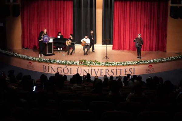 Bingöl Üniversitesi'nde şiir dinletisi ve mini konser gerçekleştirildi