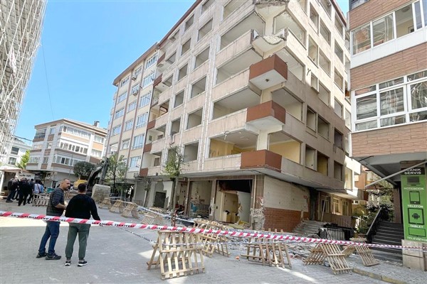 Bahçelievler'de bir binanın balkonu çöktü: 1 kişi yaralandı<