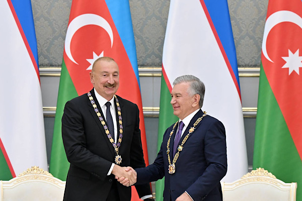 Aliyev ve Mirziyoyev’e Taşkent’te karşılıklı nişan takdim edildi<