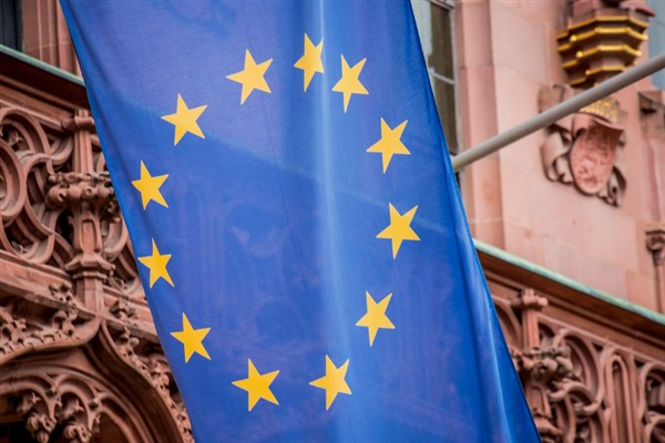 AB Komiseri Kos’tan Sırbistan’a yargı ve basın özgürlüğü uyarısı<