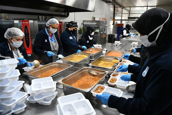 ABB’nin ‘Yemek Ver’ kampanyasında ilk yemek paketleri yola çıktı