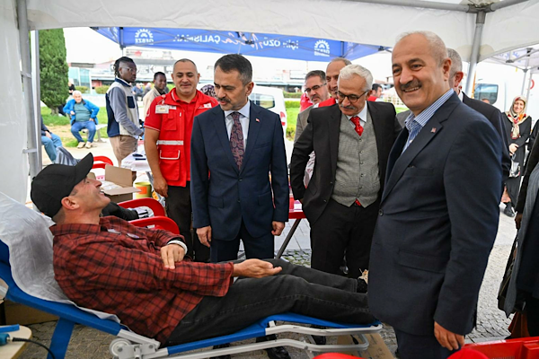 Kocaeli Valisi Aktaş, Gebze’deki kan bağışı kampanyasına katıldı