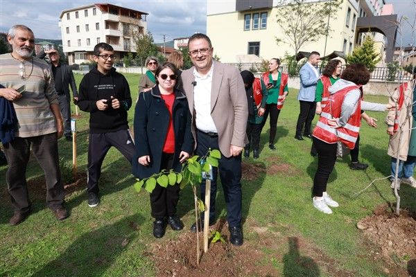 Derince’de Uluslararası Afet Riskini Azaltma Günü kapsamında fidanlar toprakla buluştu<