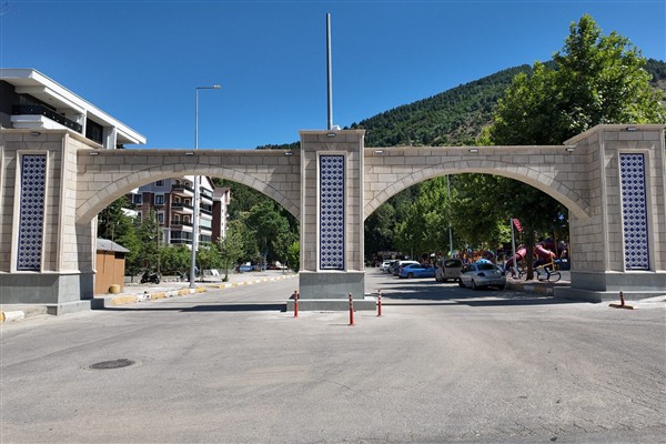 Ayazmana Mesireliği giriş takı yenilendi<