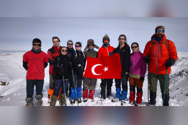 Van’da deprem şehitleri anısına Erek Dağı tırmanışı 