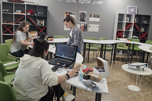 İzmir'de gençler için ücretsiz kodlama eğitimi başlıyor<