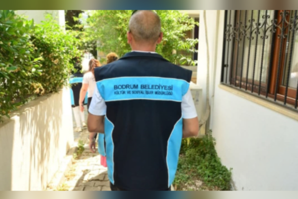 Bodrum'da dar gelirli vatandaşlara sosyal destek kartı dağıtımı devam ediyor<