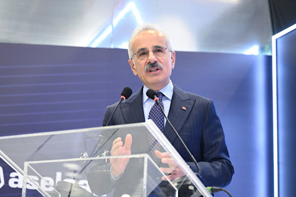 Uraloğlu, AK Parti heyetiyle Bakanlıkta görüştü<