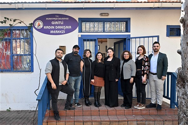 Muratpaşa Belediyesi'nden öğrencilerin ailelerine destek<