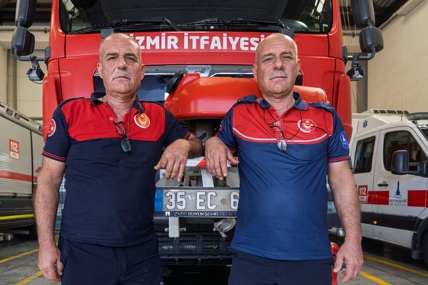 İkiz itfaiyeciler 33 yıldır omuz omuza can kurtarıyor