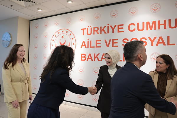 Bakan Göktaş, bakanlık personeliyle bayramlaştı<