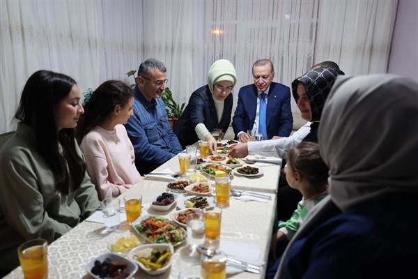 Cumhurbaşkanı Erdoğan, bir vatandaşın evinde iftar yaptı