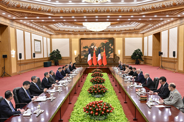 Xi Jinping, Macron ile görüştü<