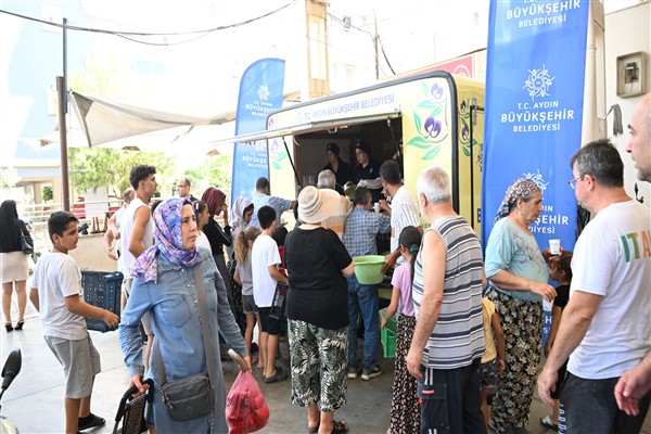 Aydın Büyükşehir Belediyesi’nden limonata ikramı<
