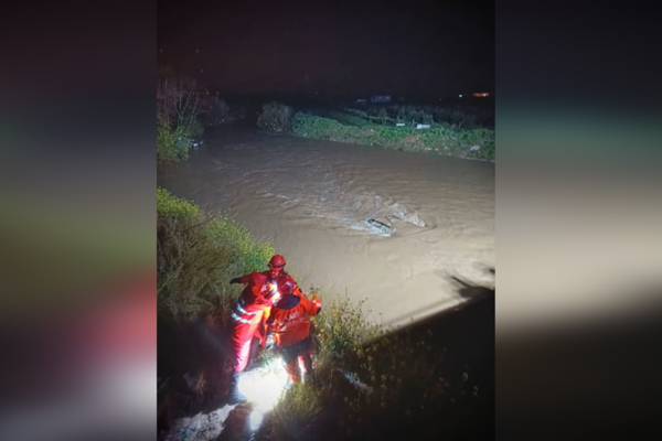 Menderes'te dereye uçan araçta mahsur kalan vatandaş kurtarıldı