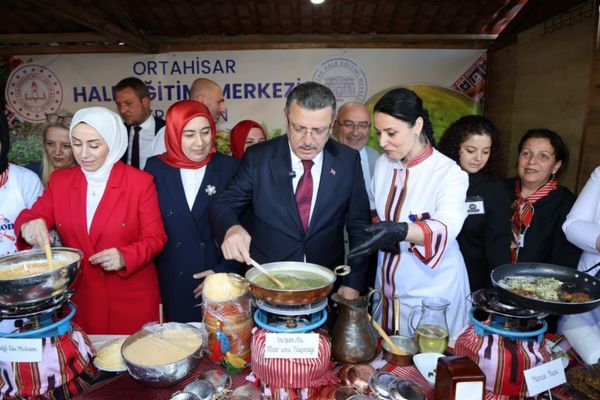 Trabzon Gastronomi Festivali binlerce kişinin katılımıyla başladı<