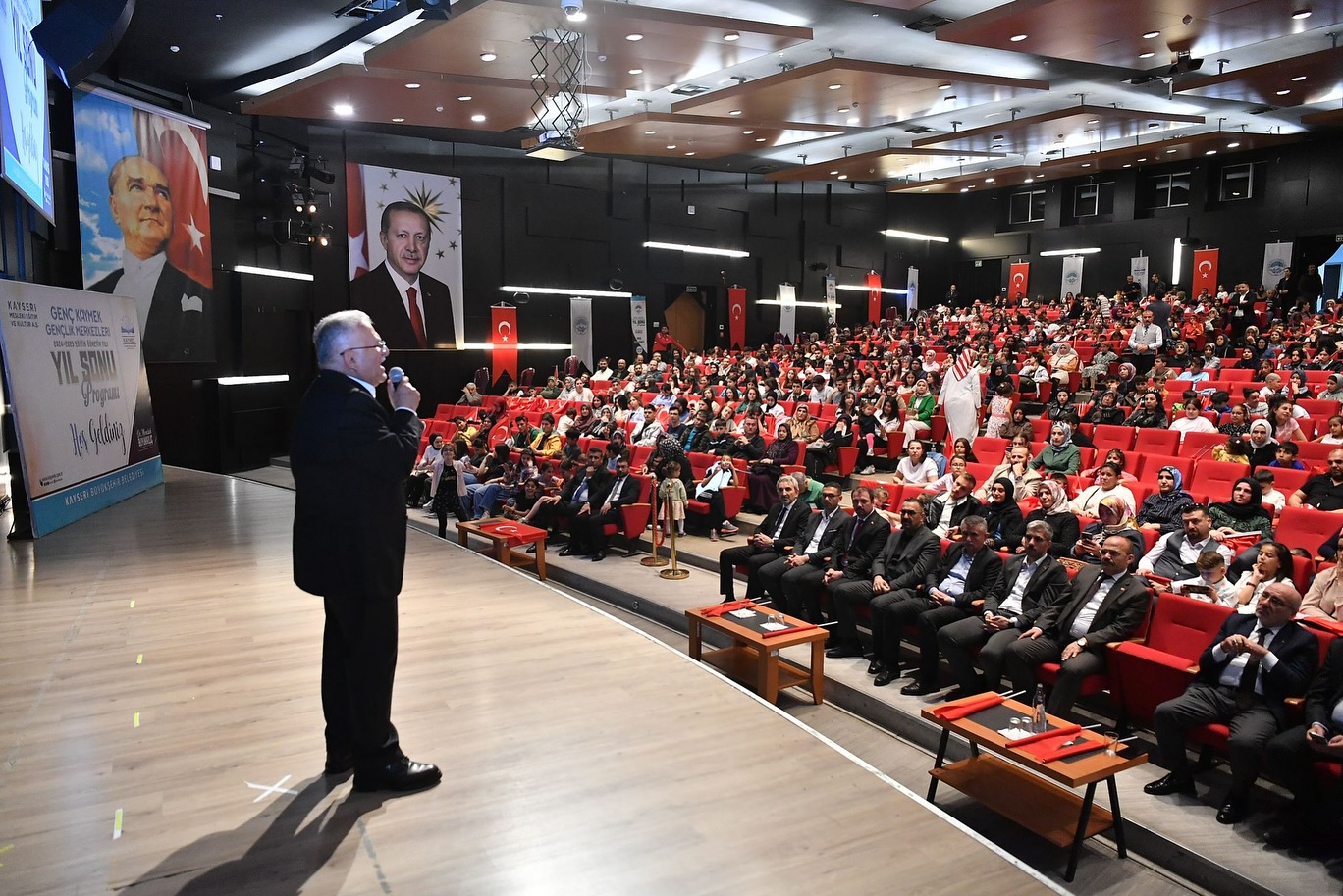 Başkan Büyükkılıç, Genç KAYMEK Gençlik Merkezleri’nin yılsonu programına katıldı<