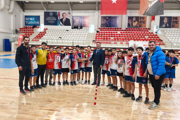 Hentbol Küçük Erkeklerde şampiyon Petrol Ortaokulu<