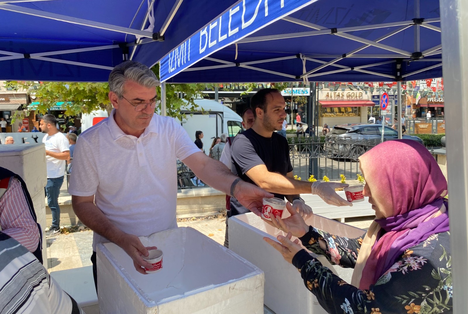 İzmit Belediyesi’nden aşure ikramı<