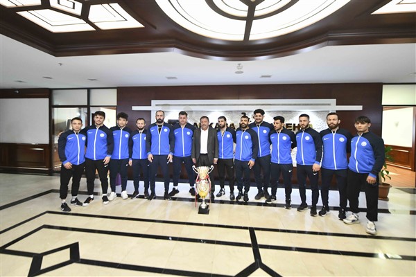 Grekoromen Süper Lig’in şampiyonu ASKİ Spor, Kulüp Başkanı Yüksel Arslan’ı ziyaret etti