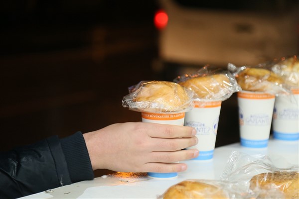 Gaziantep Büyükşehir'in sıcak çorba ikramından günlük 15 bin kişi yararlanıyor