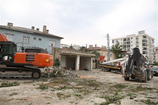 Terzioğlu Caddesi'nde yenileme çalışmaları devam ediyor<