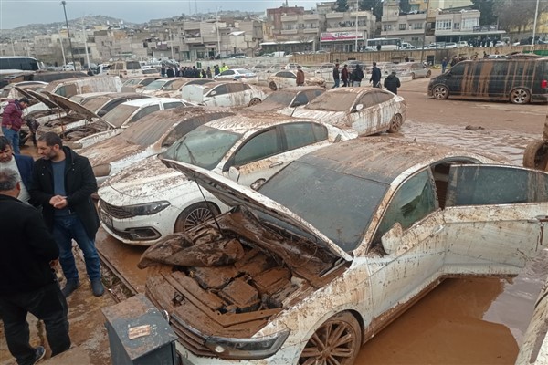 Şanlıurfa'da selden etkilenen otoparktan çıkarılan araçlar zarar gördü 