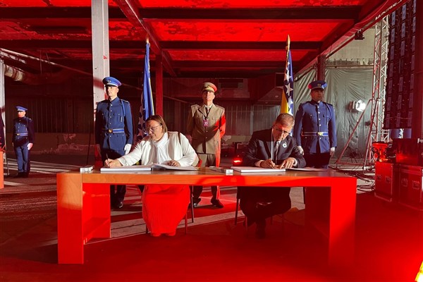 Başkan Tugay, Bosna’da Srebrenitsa Katliamı’nın kurbanlarını andı<