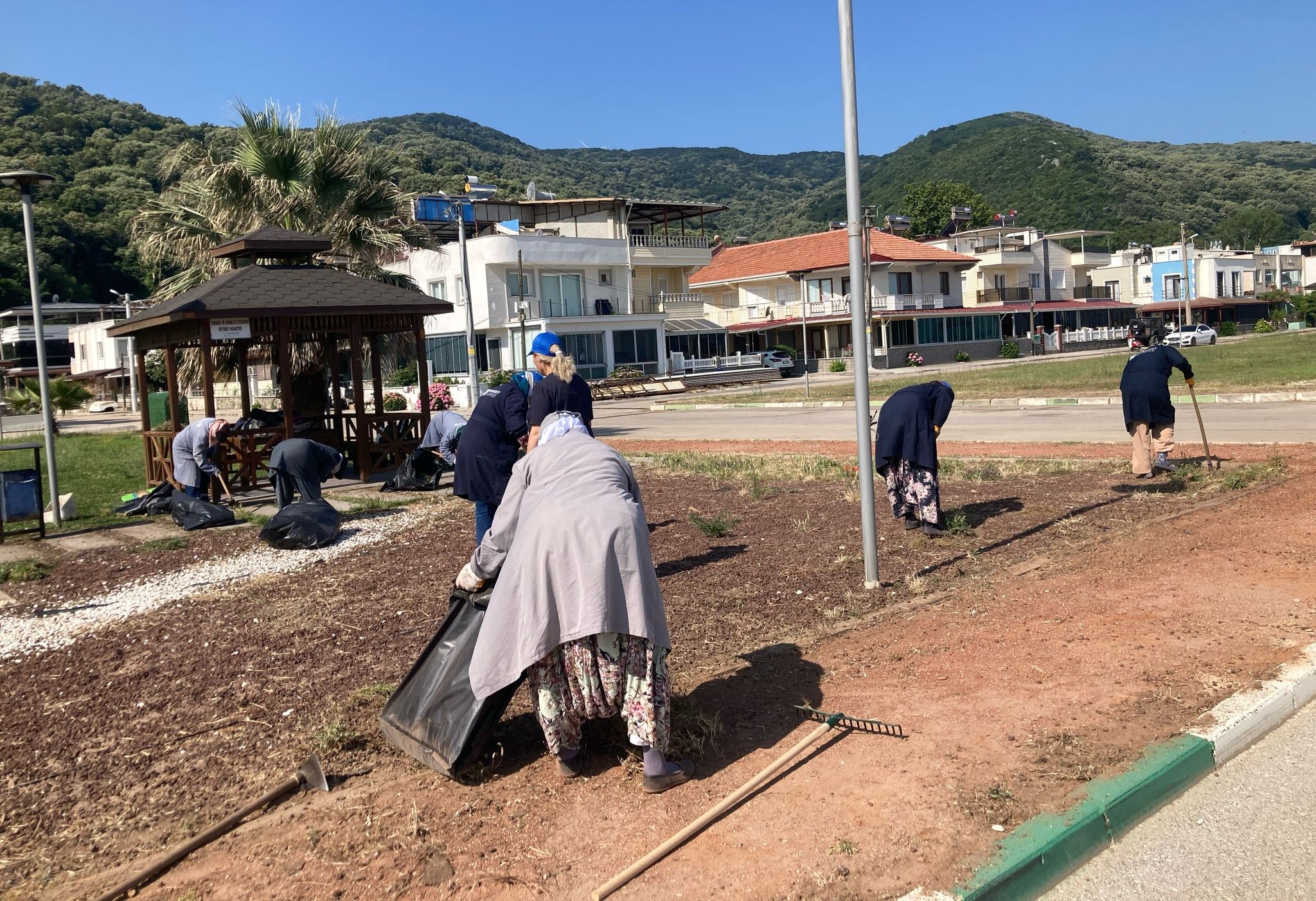 Karacabey Belediyesi'nden park bakımı