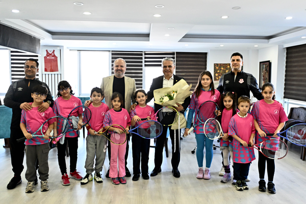 Muratpaşa Belediyesi Tenis Performans Takımından Başkan Uysal'a ziyaret