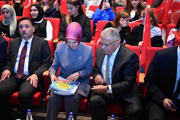 Kayseri’de öğrencilere kaynak kitap seti dağıtıldı <