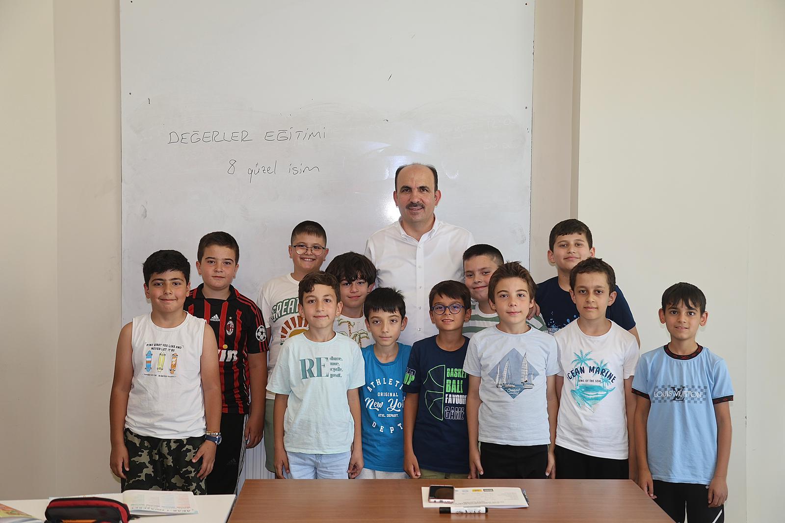 Başkan Altay, Genç KOMEK Yaz Okulu’na katılan öğrencilerle buluştu<