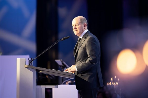 Scholz: 80 yıl önce Amerikan birlikleri Buchenwald toplama kampını özgürlüğüne kavuşturdu<
